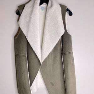 Fuzzy lapel suede vest!